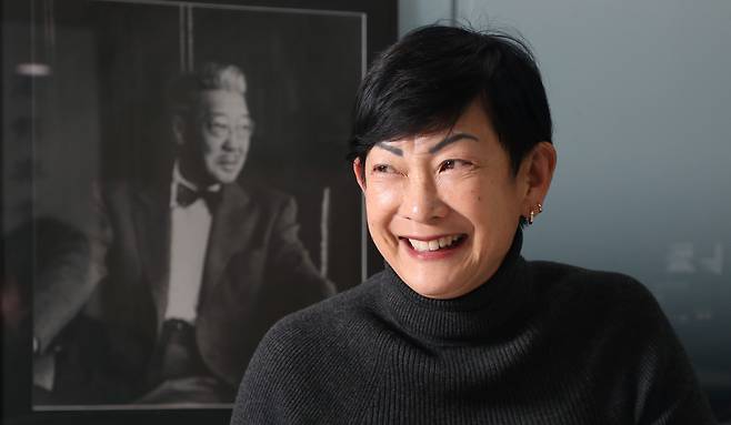 독립운동가이자 노블레스 오블리주의 상징이었던 유한양행 창업주 유일한 박사의 손녀 유일링(柳恩令) 씨가 2023년 10월 24일 서울 용산 보건장학회에서 조선일보와 인터뷰 하고 있다. 할아버지처럼 아웃사이더 기질이 있다는 유일링씨는 "모두가 가는 길을 따라가지 않고 소신을 지키며 사는 사람들을 존경한다"고 말했다./ 오종찬 기자