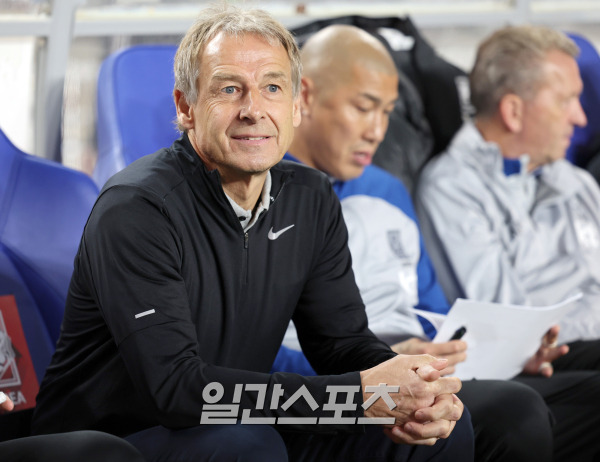 위르겐 클린스만 감독이 이끄는 대한민국 축구대표팀이 17일 오후 수원월드컵경기장에서 베트남 대표팀과 평가전을 펼쳤다.경기전 클린스만 감독이 벤치에 자리하고있다.수원=정시종 기자 capa@edaily.co.kr /2023.10.17.