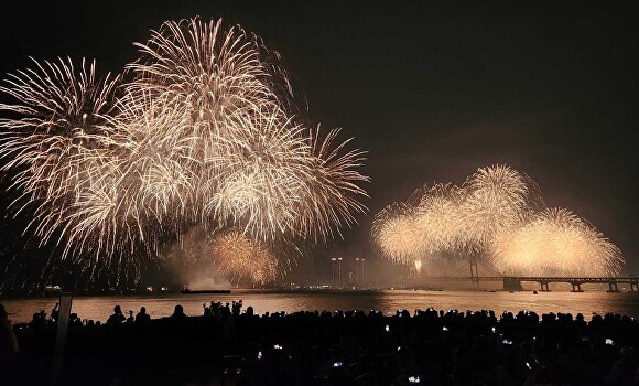 광안리해수욕장에서 ‘제18회 부산불꽃축제’가 진행되고 있다. [사진=BN그룹]