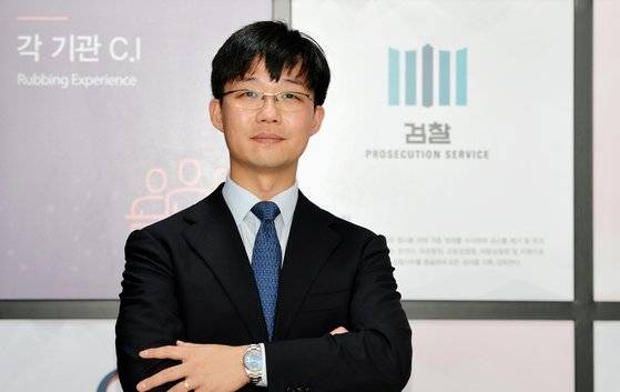 손성민 대전지검 검사가 3일 오후 법교육 테마공원인 대전 솔로몬로파크에서 중앙일보와 만나 인터뷰를 하고 있다. 손 검사는 서울대 법대를 졸업한 문과 출신으로 2018년 처음 검사생활을 시작했다. 프리랜서 김성태.
