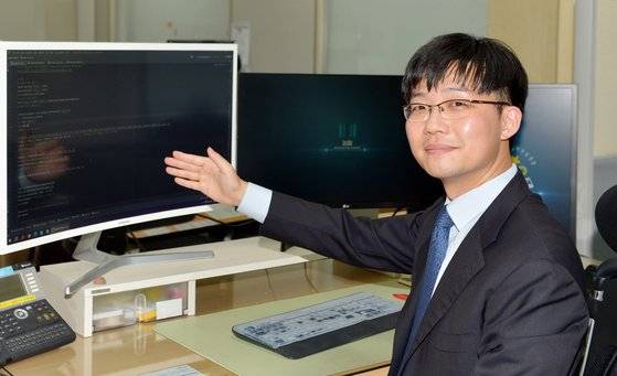 손성민 대전지방검찰청 형사3부 검사가 3일 오후 대전광역시 서구의 대전지검 사무실에서 중앙일보와 인터뷰를 마친 뒤 검찰 내 사건처리기준과 양형 등을 고려한 AI를 개발하고 실무에 적용하는 방식을 설명하고 있다. 프리랜서 김성태.