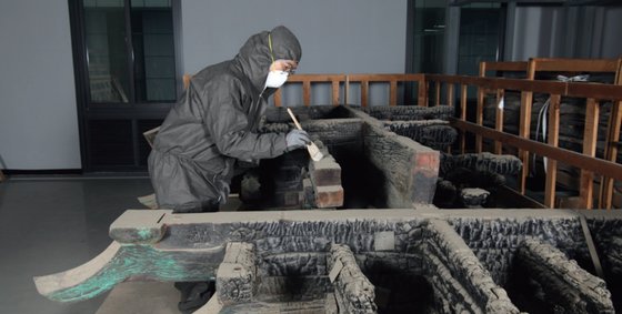 화재로 불탄 숭례문 부재들은 전통건축보존센터에서 붓 등을 이용한 건식 세척 과정을 거쳤다.