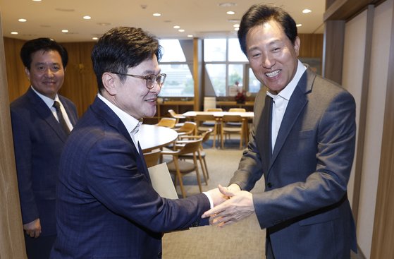 오세훈 서울시장(오른쪽)과 김병수 김포시장이 6일 오후 서울시청에서 김포시의 서울시 편입 방안 등에 대해 논의하기에 앞서 악수하고 있다. 연합뉴스