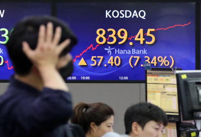 ▲ 코스피가 6일 공매도 전면 금지가 시행된 가운데 전장보다 5% 넘게 급등해 2,500대로 올라섰다. 이날 코스피 종가는 전장보다 134.03포인트(5.66%) 상승한 2,502.37로 집계됐다. 코스닥지수 역시 전장보다 57.40포인트(7.34%) 폭등한 839.45로 장을 마쳤다. 연합뉴스