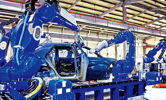 두림야스카와 경기 화성시 공장에서 자동차 도장용 로봇시스템이 도장 및 실링 시연작업을 하고 있다. /두림야스카와 제공