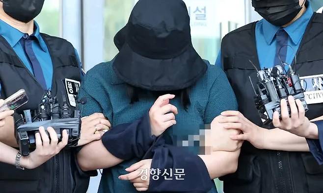 또래 여성을 살해하고 시신을 유기한 혐의를 받는 정유정(23)이 지난 6월 2일 오전 부산 동래경찰서에서 나와 검찰로 송치되고 있다. 연합뉴스