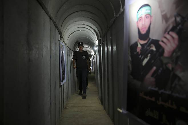 A Palestinian youth walks inside a tunnel used for military exercises during a weapons exhibition at a Hamas-run youth summer camp in Gaza City, July 20, 2016. (File Photo - AP)