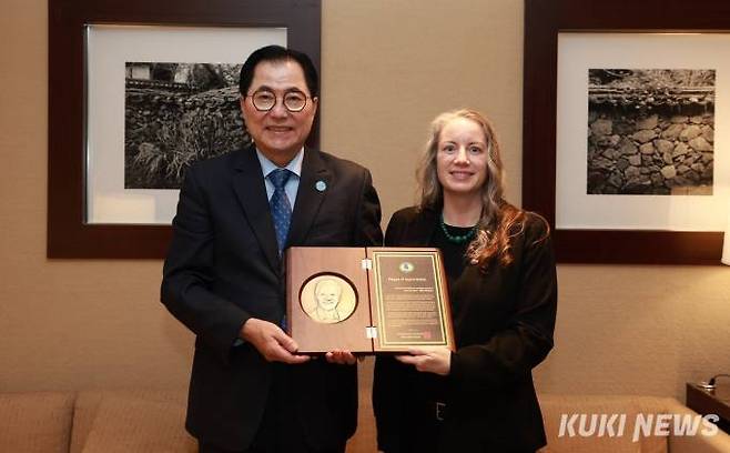 신우철 완도군수가 완도산 해조류 이미지 제고에 크게 기여한 미국 항공우주청(NASA‧나사) Meredith Mckay 부국장에게 6일 서울 그랜드 하얏트 호텔에서 감사패를 전달했다. 사진=완도군