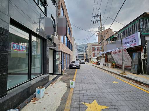 5일 수원특례시 팔달구 덕영대로 일대 옛 성매매 집결지 터. 리모델링된 상가 건물에 인적이 뚝 끊긴 채 ‘임대 문의’ 현수막만 붙어있다. 황아현기자