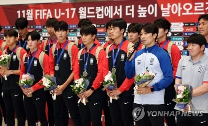 아시아축구연맹(AFC) U-17 아시안컵에서 준우승을 차지한 17세 이하(U-17) 남자 축구대표팀 변성환 감독이 4일 오전 인천국제공항 제2터미널에서 귀국한 뒤 발언하고 있다. [영종도=연합뉴스]