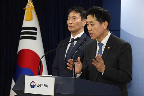 Chairman of the Financial Services Commission Kim Joo-hyun, right. [Photo by Lee Chung-woo]