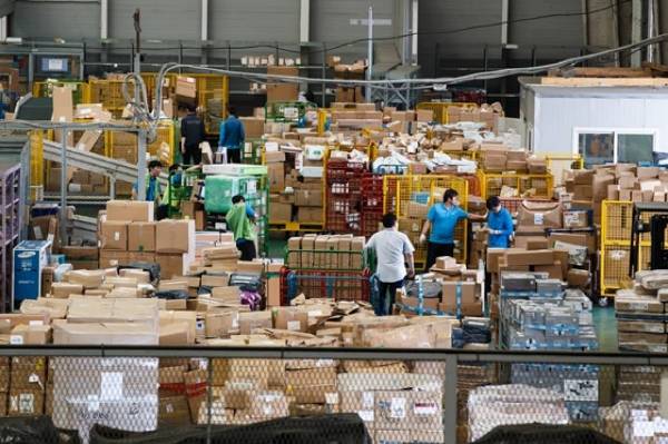 관세청이 지식재산권 침해물품 소위에 대한 집중단속을 실시한다. 사진은 인천공항세관 검사장에서 물류업체 직원들이 수입신고가 완료된 해외직구 물품을 정리하고 있는 모습. /사진=뉴스1