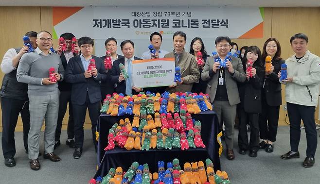 조진환(왼쪽 여섯번째) 태광산업 대표이사 등 양사 관계자들이 전달식 이후 기념촬영을 하고 있다. [태광산업 제공]