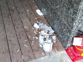 아파트 단지 내 공용공간에 담배꽁초가 버려져있는 모습 [온라인 커뮤니티 캡처]