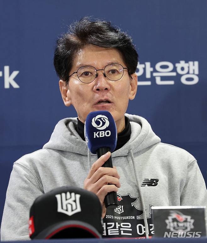 [서울=뉴시스] 김진아 기자 = 6일 서울 송파구 잠실야구장에서 열린 2023 신한은행 쏠 KBO 한국시리즈 미디어데이에서 KT 위즈 이강철 감독이 질문에 답하고 있다. 2023.11.06. bluesoda@newsis.com