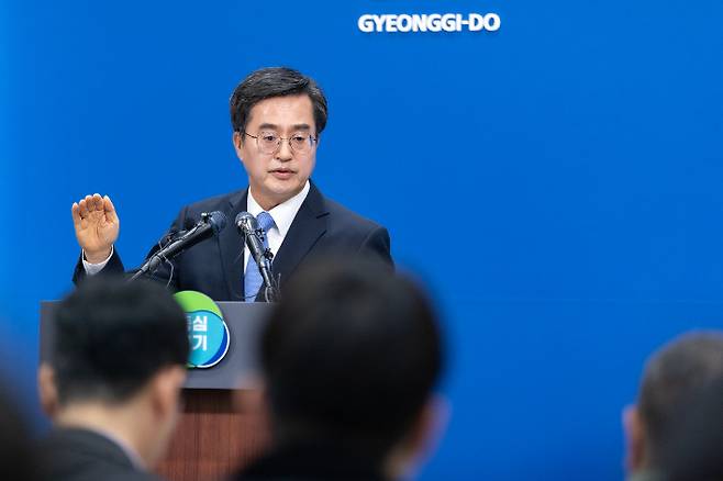 6일 오전 김동연 경기도지사가 경기도청 브리핑룸에서 2024 본예산관련 언론 브리핑을 하고 있다. 경기도 제공