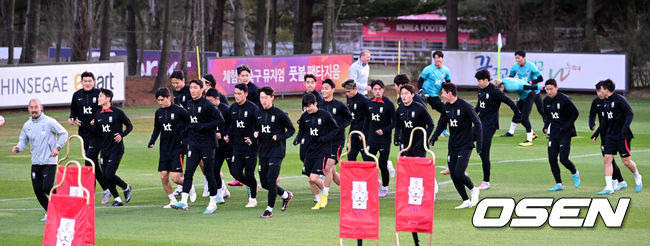 [OSEN=파주, 최규한 기자] 클린스만 감독이 이끄는 대한민국 축구 국가대표팀이 26일 오전 경기도 파주 국가대표트레이닝센터(NFC)에서 오는 28일 우루과이와의 평가전을 앞두고 훈련을 펼쳤다.A대표팀 선수들이 달리기로 몸을 풀고 있다. 2023.03.26 / dreamer@osen.co.kr