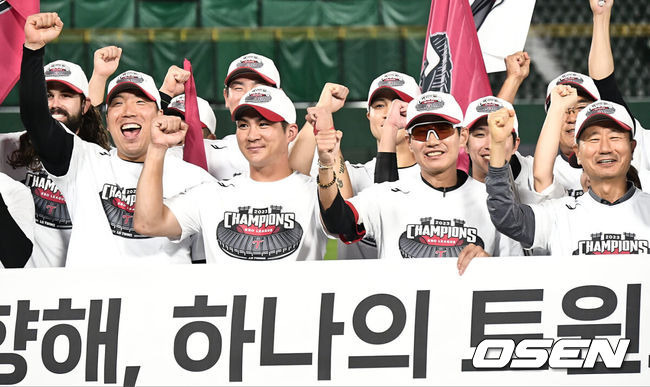 LG 염경엽 감독과 선수들이 29년 만의 정규시즌 우승 축하 세리머니를 하고 있다. / OSEN DB