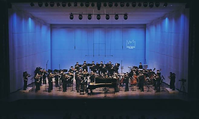 지난 3일 제3회 포항음악제 개막 공연에서 피아니스트 손민수가 지휘자 없이 서서 연주하는 포항음악제 오케스트라와 협연하고 있는 모습. 포항음악제 제공