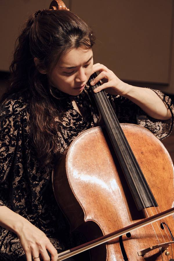 박유신 예술감독의 첼로 연주 모습. 포항음악제 제공