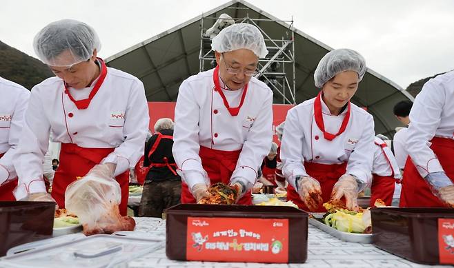 전남 해남 삼산면 두륜산 도립공원 일원에서 지난 3&sim;5일 펼쳐진 '제5회 해남미남(味南)축제'가 성황리에 막을 내렸다. 김치 비빔 행사 ⓒ해남군