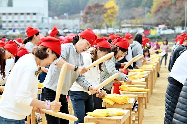 제17회 청송사과축제-꿀잼 사과 난타. 
사진제공ㅣ청송군