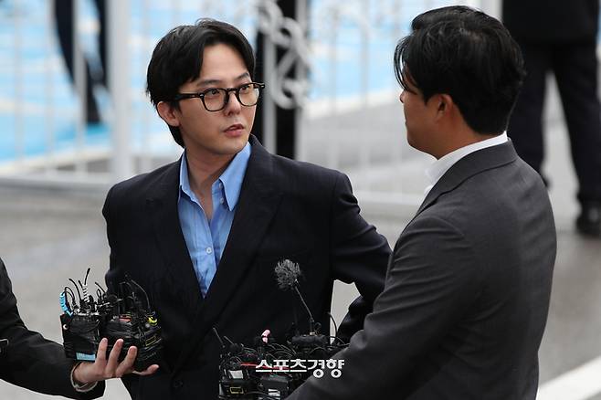 Can I go to the investigation now? Is it the second coming of actor Lee Jin-wook? Singer G-Dragon showed a smile and a smile in front of many reporters.G-Dragon met with reporters at 1:20 pm on June 6 for voluntary attendance at the Incheon Metropolitan Police Service Drug Crime Susa in Incheon Nonhyeon Police Station.It has been about two weeks since he was charged with Drug Oral administration under the Drug Management Act.G-Dragon, who met with reporters with his unique stretching and gait, said, I have to find out if there is any reason for attending.When asked if he admitted to the Drug Oral administration charge, G-Dragon said he had never committed a drug-related crime and said he was here to clarify it and would be investigated sooner than a long speech.When asked if he saw the police as an unreasonable Susa, he said, I have to look at it. He said, When did you dye or bleach?G-Dragon, who answered that he had never been in a nightlife business, said, Should I go and be investigated?G-Dragon laughed when asked to say one last thing to his fans. He smiled and could not speak for a while. He said, Do not worry, I will be investigated.G-Dragon, passing through the photo line and heading to the police station, showed a relaxed appearance again.Regarding G-Dragons voluntary attitude to the police, the community has been told that he seems to be looking at Lee Jin-wook, who has been victimized by sex crimes in the past.Lee Jin-wook was accused of sexual assault in July 2016 and attended to police three days later to face reporters.At the time, Lee Jin-wook said, I think it is really easy for the other person to be innocent because my face is known while attending to the Seoul SuSeo Police Station.In the process, Lee Jin-wook looked at the reporters and smiled for a while and kept silent.A, who sued Lee Jin-wook, was found guilty of innocence and received The Judgment for two years in prison for eight months in prison.At the time, the court ruled that Lee Jin-wook was innocent by making false facts about As allegations, but the sentence was not judged because he did not ask for money.Lee Jin-wook was smiled at the time of the police Attendance and became a hot topic, and it is being talked about again compared with the appearance of G-Dragons police Attendance.When the news of Jasins alleged drug administration was announced, G-Dragon preempted his legal representative and denied all suspicions about Jasins drug administration.He also expressed his intention to attend and continued to attend.Police will conduct a simple reagent test on Attendance G-Dragon on the day to check whether it is Oral administration, and then collect urine and hair to ask the National Science Susa Research Institute for precise evaluation.In addition, the company plans to investigate the relationship with the current doctor who handed the drug to G-Dragon through the Seoul Gangnam entertainment business manager (arrested).Currently, IncheonMetropolitan Police Service is investigating Susa on Drug Oral administration charges, including G-Dragon and actor Lee Sun-gyun.