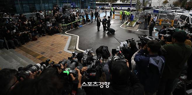 Can I go to the investigation now? Is it the second coming of actor Lee Jin-wook? Singer G-Dragon showed a smile and a smile in front of many reporters.G-Dragon met with reporters at 1:20 pm on June 6 for voluntary attendance at the Incheon Metropolitan Police Service Drug Crime Susa in Incheon Nonhyeon Police Station.It has been about two weeks since he was charged with Drug Oral administration under the Drug Management Act.G-Dragon, who met with reporters with his unique stretching and gait, said, I have to find out if there is any reason for attending.When asked if he admitted to the Drug Oral administration charge, G-Dragon said he had never committed a drug-related crime and said he was here to clarify it and would be investigated sooner than a long speech.When asked if he saw the police as an unreasonable Susa, he said, I have to look at it. He said, When did you dye or bleach?G-Dragon, who answered that he had never been in a nightlife business, said, Should I go and be investigated?G-Dragon laughed when asked to say one last thing to his fans. He smiled and could not speak for a while. He said, Do not worry, I will be investigated.G-Dragon, passing through the photo line and heading to the police station, showed a relaxed appearance again.Regarding G-Dragons voluntary attitude to the police, the community has been told that he seems to be looking at Lee Jin-wook, who has been victimized by sex crimes in the past.Lee Jin-wook was accused of sexual assault in July 2016 and attended to police three days later to face reporters.At the time, Lee Jin-wook said, I think it is really easy for the other person to be innocent because my face is known while attending to the Seoul SuSeo Police Station.In the process, Lee Jin-wook looked at the reporters and smiled for a while and kept silent.A, who sued Lee Jin-wook, was found guilty of innocence and received The Judgment for two years in prison for eight months in prison.At the time, the court ruled that Lee Jin-wook was innocent by making false facts about As allegations, but the sentence was not judged because he did not ask for money.Lee Jin-wook was smiled at the time of the police Attendance and became a hot topic, and it is being talked about again compared with the appearance of G-Dragons police Attendance.When the news of Jasins alleged drug administration was announced, G-Dragon preempted his legal representative and denied all suspicions about Jasins drug administration.He also expressed his intention to attend and continued to attend.Police will conduct a simple reagent test on Attendance G-Dragon on the day to check whether it is Oral administration, and then collect urine and hair to ask the National Science Susa Research Institute for precise evaluation.In addition, the company plans to investigate the relationship with the current doctor who handed the drug to G-Dragon through the Seoul Gangnam entertainment business manager (arrested).Currently, IncheonMetropolitan Police Service is investigating Susa on Drug Oral administration charges, including G-Dragon and actor Lee Sun-gyun.