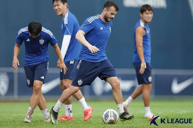 ▲ 울산 현대 선수단이 '2023-24시즌 아시아축구연맹(AFC) 챔피언스리그(ACL)' I조 조별리그 4차전을 앞두고 훈련을 하고 있다 ⓒ한국프로축구연맹