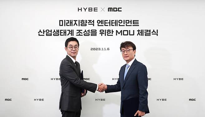 ▲ 박지원 하이브 CEO(왼쪽)와 안형준 MBC 사장. 제공|하이브