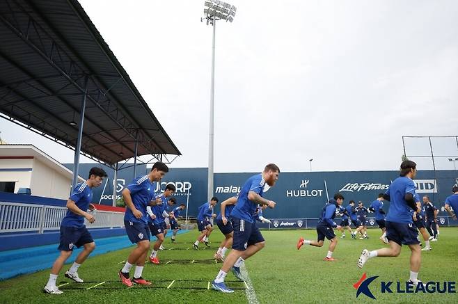 ▲ 울산 현대가 5일 조호르가 내준 훈련장에서 훈련하고 있다 ⓒ한국프로축구연맹