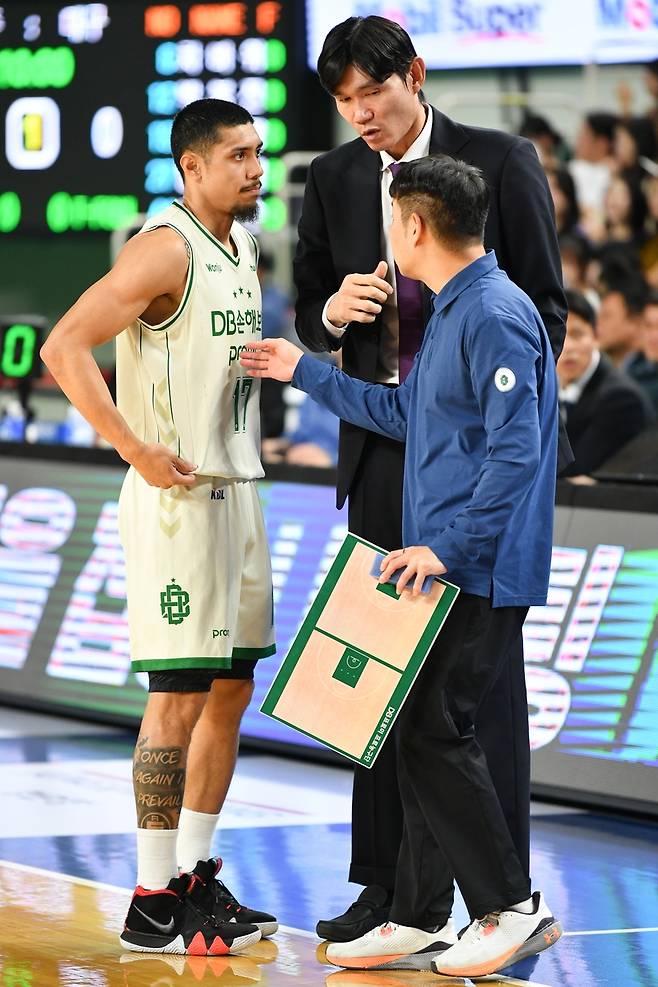 알바노(왼쪽)에게 지시하는 김주성 DB 감독 [KBL 제공. 재판매 및 DB 금지]