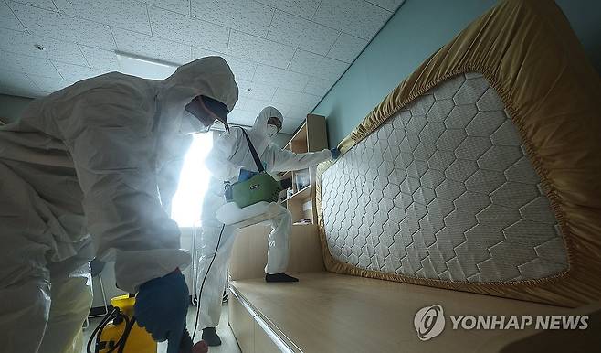 '빈대 잡아라' (대구=연합뉴스) 윤관식 기자 = 19일 대구 달서구 계명대학교 기숙사에서 방역업체 관계자들이 빈대(베드버그) 박멸을 위해 방역 소독을 하고 있다.
    이 학교 기숙사에서는 지난 17일 한 학생이 빈대에게 물렸다는 신고가 접수됐다. psik@yna.co.kr