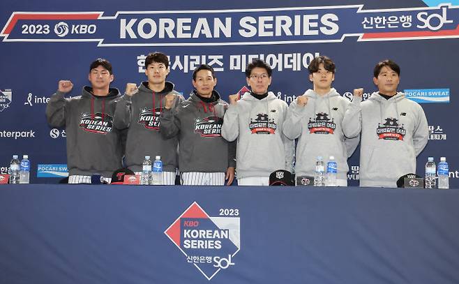 6일 오후 잠실야구장에서 열린 2023 KBO 프로야구 포스트시즌 한국시리즈(KS) 미디어데이에서 LG트윈스와 KT위즈 선수들이 우승 트로피와 기념 촬영을 하고 있다. 왼쪽부터 LG트윈스 오지환, 임찬규, 염경엽 감독, KT위즈 이강철 감독, 박영현, 박경수. 사진=연합뉴스