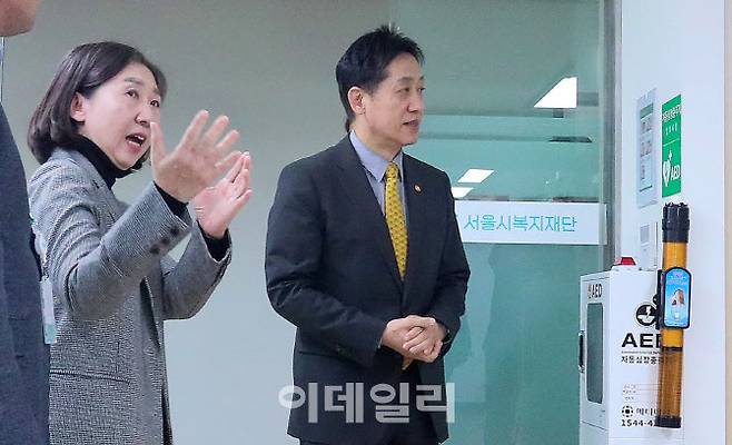 김주현(오른쪽) 금융위원장이 7일 오후 청년 취약계층 민생현장을 살펴보기 위해 서울 강남구 역삼동에 위치한 서울금융복지센터 청년동행센터를 방문해 시설을 둘러보고 있다.(사진=이데일리 방인권 기자)