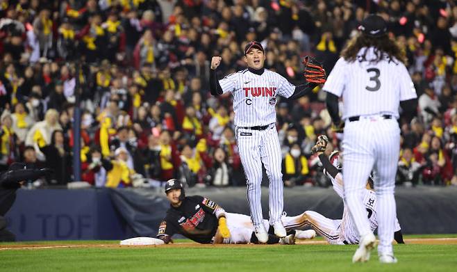 7일 잠실구장에서 열린 2023 KBO 한국시리즈 1차전 KT위즈 대 LG 트윈스의 경기. 2회초 무사 1, 2루 KT 문상철 타격 때 트리플플레이(삼중살)을 성공시킨 LG 선수들이 환호하고 있다. 사진=연합뉴스