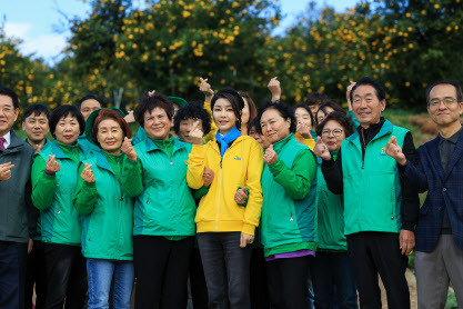 김건희 여사가 7일 전남 고흥군 유자체험농장을 찾아 고흥군새마을회·부녀회원들과 기념 촬영을 하고 있다. (사진=대통령실)