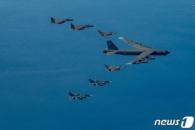 한미일 3국 전력이 참가한 공중훈련. 위쪽부터 우리 공군 F-15K 전투기 2대, 주한 미 공군 F-16 전투기, 미 공군 B-52H 폭격기, 주한 미 공군 F-16 전투기, 일본 항공자위대 F-2 전투기 2대. (미 공군 제공) 2023.10.22/뉴스1