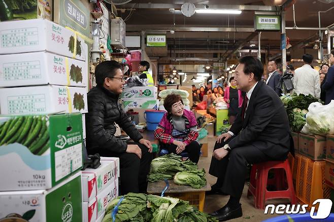 윤석열 대통령이 7일 대구 북구 칠성종합시장을 방문해 상인들과 대화를 나누고 있다. (대통령실 제공) 2023.11.7/뉴스1 ⓒ News1 오대일 기자