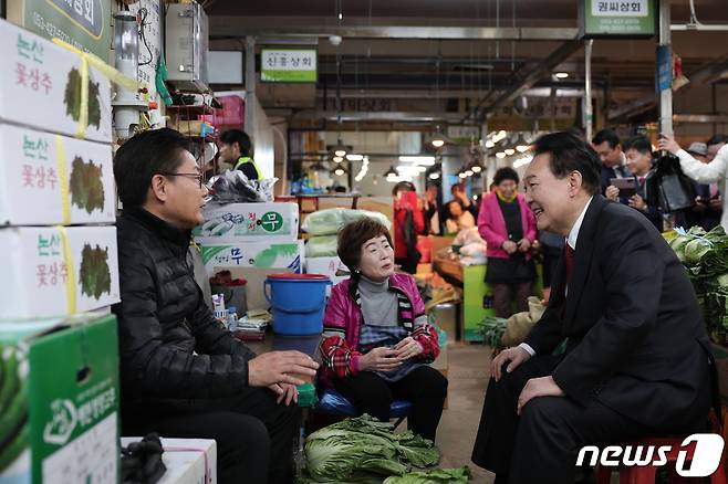 윤석열 대통령이 7일 대구 북구 칠성종합시장을 방문해 상인들과 대화를 나누고 있다. (대통령실 제공) 2023.11.7/뉴스1 ⓒ News1 오대일 기자