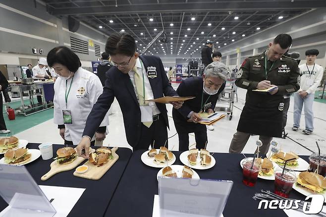 7일 서울 한국농수산식품유통공사에서 열린 '2023년 국제군인요리대회' 본선 경연에서 심사위원단이 '군대리아(햄버거빵) 경연' 과제로 제출된 조리 결과물을 살펴보며 심사를 하고 있다. (국방일보 제공) 2023.11.7/뉴스1