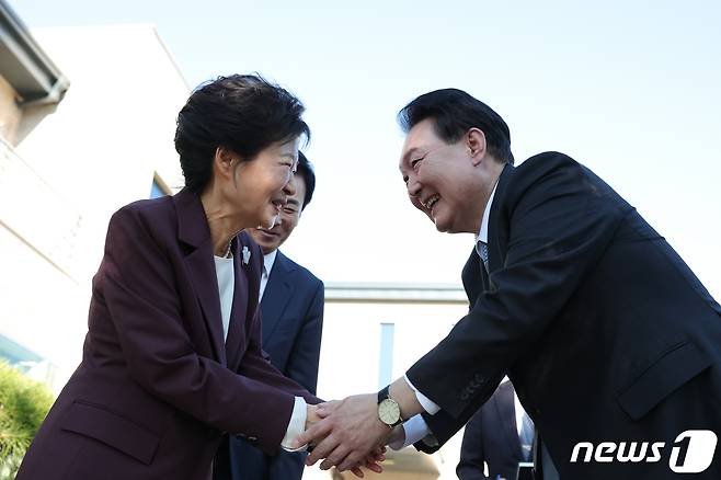 윤석열 대통령이 7일 오후 대구 달성군 유가읍 박근혜 전 대통령 사저를 찾아 박 전 대통령과 환담 후 악수를 나누고 있다. (대통령실 제공) 2023.11.7/뉴스1 ⓒ News1 오대일 기자