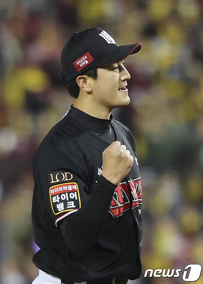 7일 오후 서울 송파구 잠실야구장에서 열린 프로야구 '2023 신한은행 SOL KBO 포스트시즌' 한국시리즈 1차전 kt 위즈와 LG 트윈스의 경기 5회말 2사 1,2루 상황을 무실점으로 마무리 지은 kt 선발 고영표가 기뻐하고 있다. 2023.11.7/뉴스1 ⓒ News1 이재명 기자