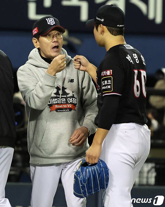 7일 오후 서울 송파구 잠실야구장에서 열린 프로야구 '2023 신한은행 SOL KBO 포스트시즌' 한국시리즈 1차전 kt 위즈와 LG 트윈스의 경기, 3대2 승리를 거둔 kt 이강철 감독이 9회말 이닝을 막은 박영현과 기쁨을 나누고 있다. 2023.11.7/뉴스1 ⓒ News1 김진환 기자