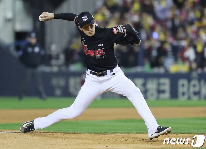 7일 오후 서울 송파구 잠실야구장에서 열린 프로야구 '2023 신한은행 SOL KBO 포스트시즌' 한국시리즈 1차전 kt 위즈와 LG 트윈스의 경기에서 kt 선발 고영표가 역투하고 있다. 2023.11.7/뉴스1 ⓒ News1 이재명 기자