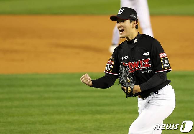 7일 오후 서울 송파구 잠실야구장에서 열린 프로야구 ‘2023 신한은행 SOL KBO 포스트시즌’ 한국시리즈 1차전 LG 트윈스와 kt 위즈의 경기, 4회말 2사 2,3루 LG 박해민을 삼진아웃으로 돌려세우며 위기 벗어난 kt 선발투수 고영표가 환호하고 있다. 2023.11.7/뉴스1 ⓒ News1 이동해 기자