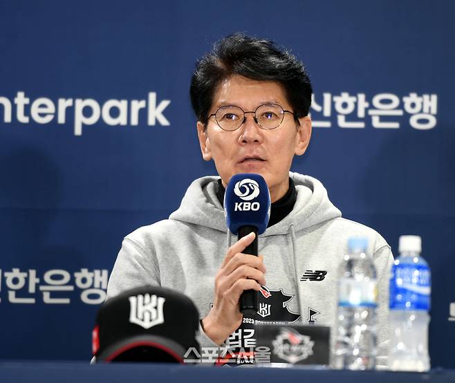 KT 이강철 감독이 6일 잠실야구장에서 열린 2023 KBO 한국시리즈 미디어데이에서 기자들의 질문에 답하고 있다. 2023. 11. 6. 잠실 | 최승섭기자 thunder@sportsseoul.com