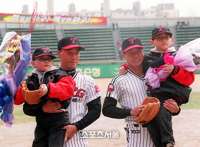 쌍둥이 형재(윤경석과 윤형석)를 안고 있는 LG 김동수와 김용수. | 스포츠서울DB