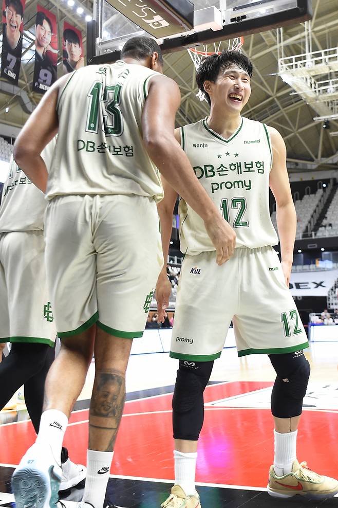 김영현과 로슨. 사진 | KBL