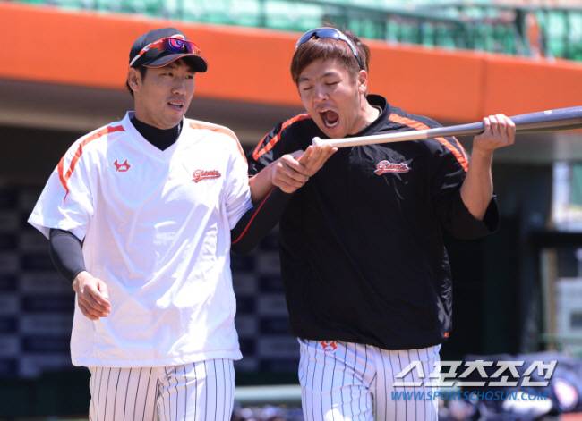 롯데 시절 강민호(오른쪽)와 전준우. 스포츠조선DB